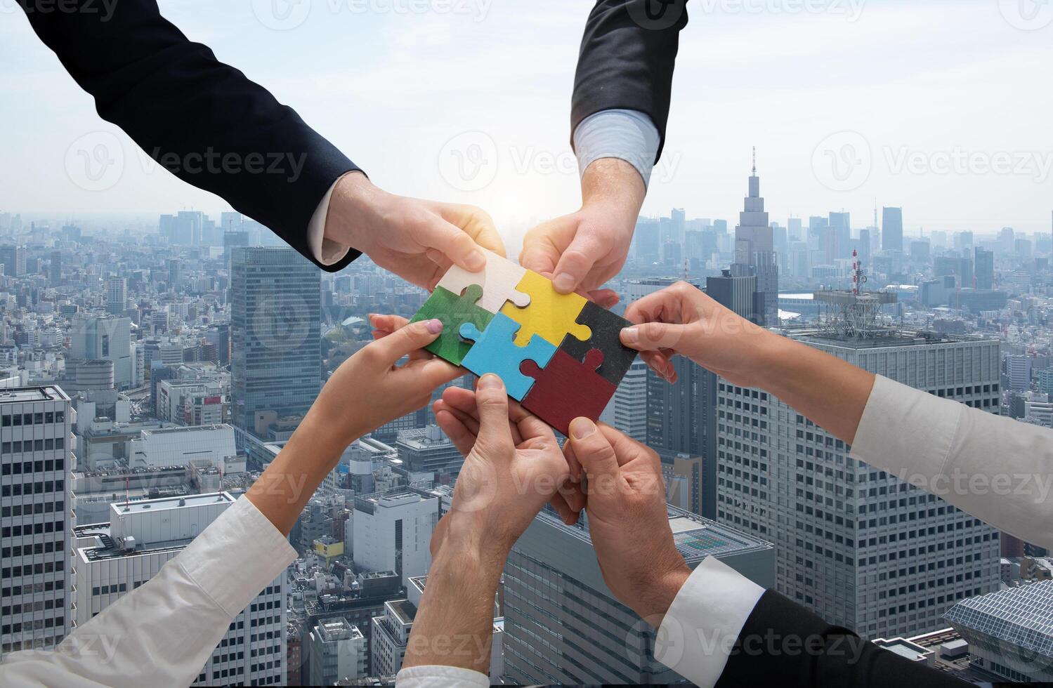 zakenlieden werken samen naar bouwen een puzzel net zo teamwerk, vennootschap en integratie concept foto