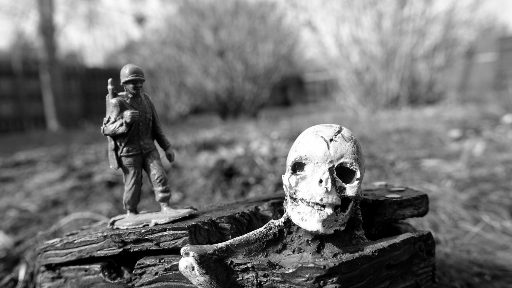 een soldaat in oorlog altijd wandelingen met, samen en naar dood foto