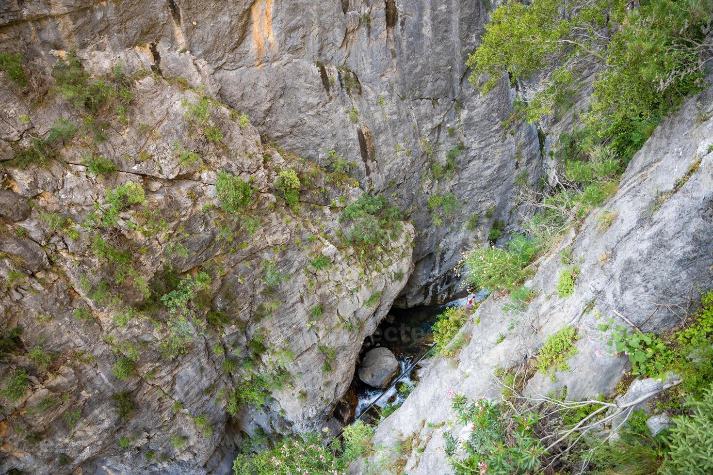 snel vloeiende water in sapadere Ravijn met rotsen en stenen in de Stier bergen in de buurt alanya, kalkoen foto