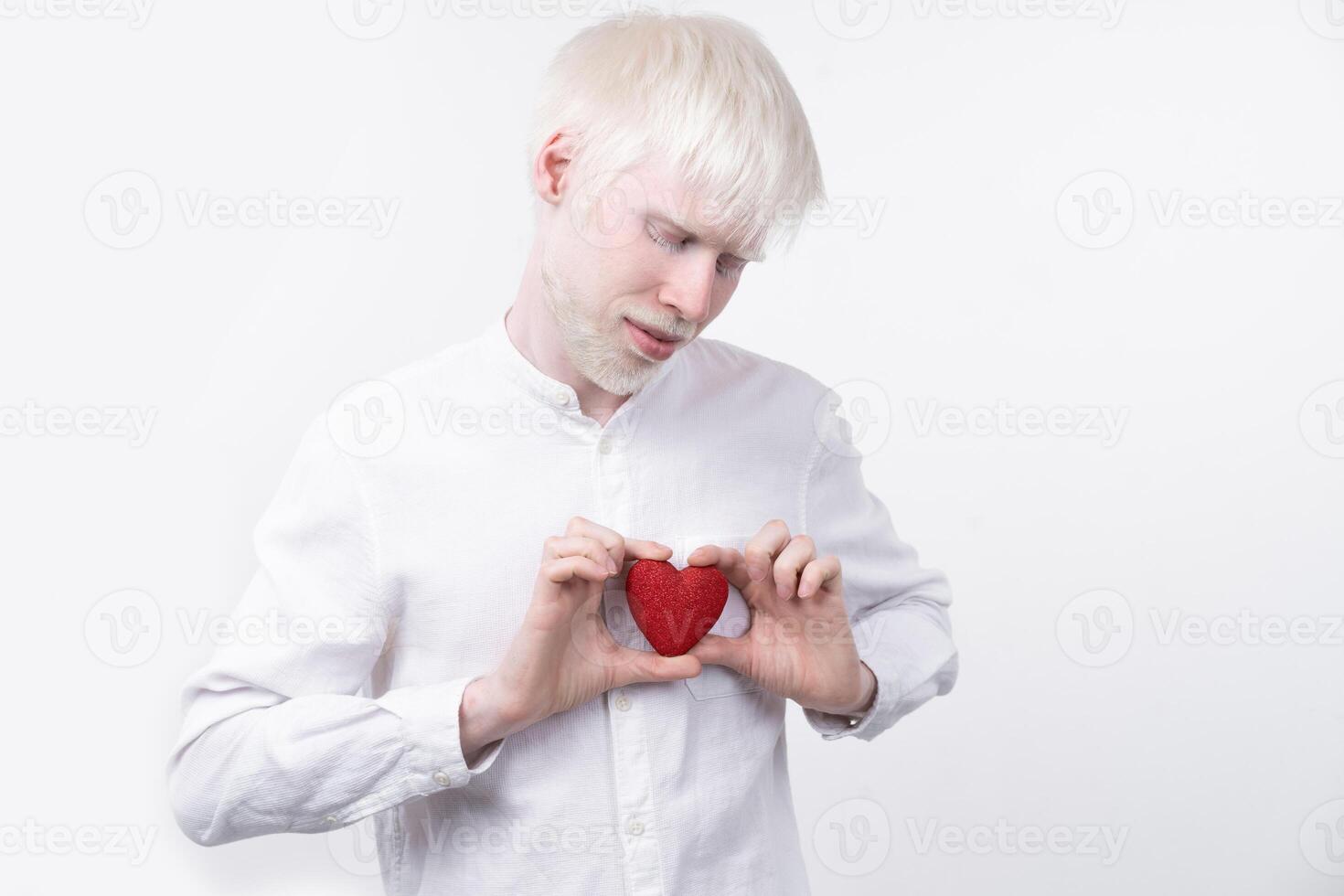 portret van een albino Mens in studio gekleed t-shirt geïsoleerd Aan een wit achtergrond. abnormaal afwijkingen. ongebruikelijk uiterlijk foto