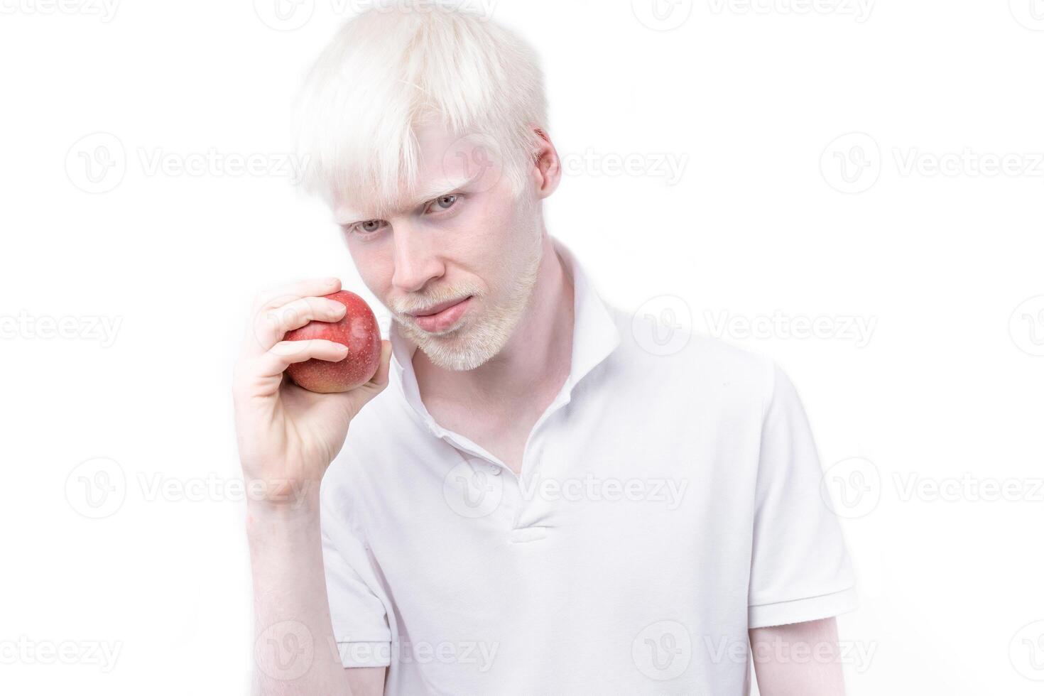 portret van een albino Mens in studio gekleed t-shirt geïsoleerd Aan een wit achtergrond. abnormaal afwijkingen. ongebruikelijk uiterlijk foto