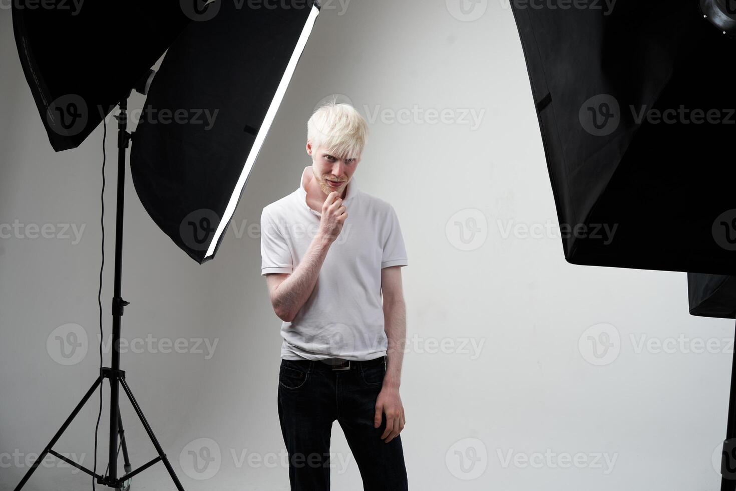 portret van een albino Mens in studio gekleed t-shirt geïsoleerd Aan een wit achtergrond. abnormaal afwijkingen. ongebruikelijk uiterlijk foto