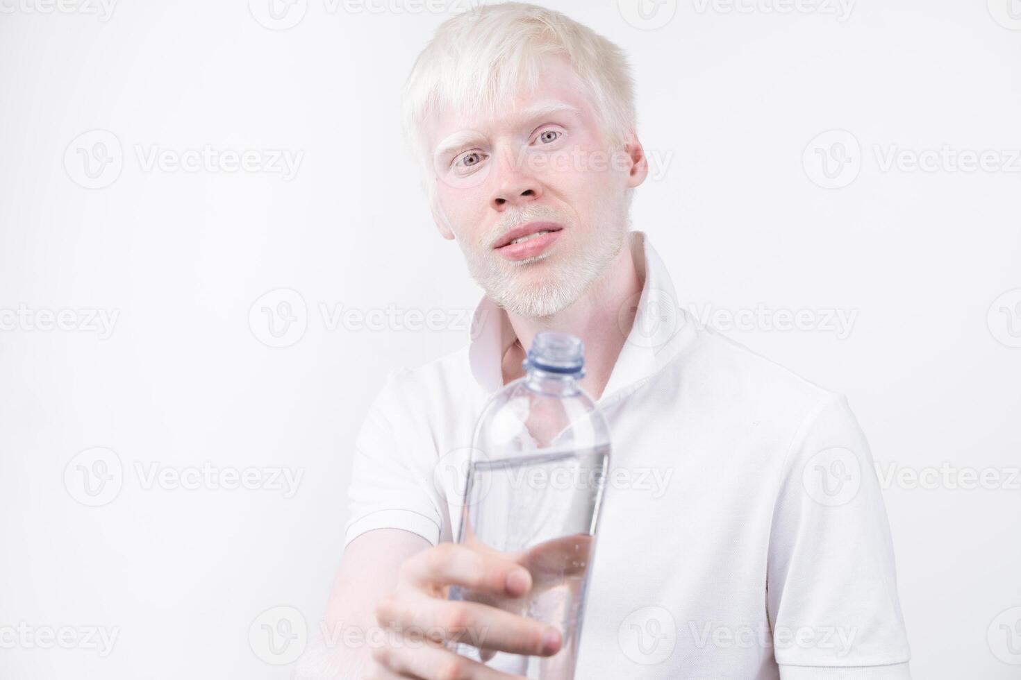 portret van een albino Mens in studio gekleed t-shirt geïsoleerd Aan een wit achtergrond. abnormaal afwijkingen. ongebruikelijk uiterlijk foto