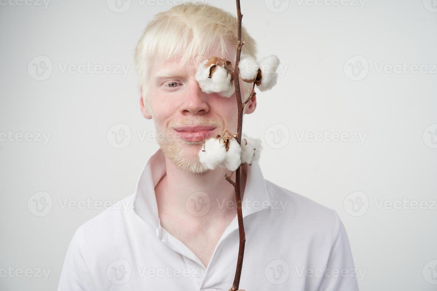 albinisme albino Mens in studio gekleed t-shirt geïsoleerd Aan een wit achtergrond. abnormaal afwijkingen. ongebruikelijk uiterlijk foto