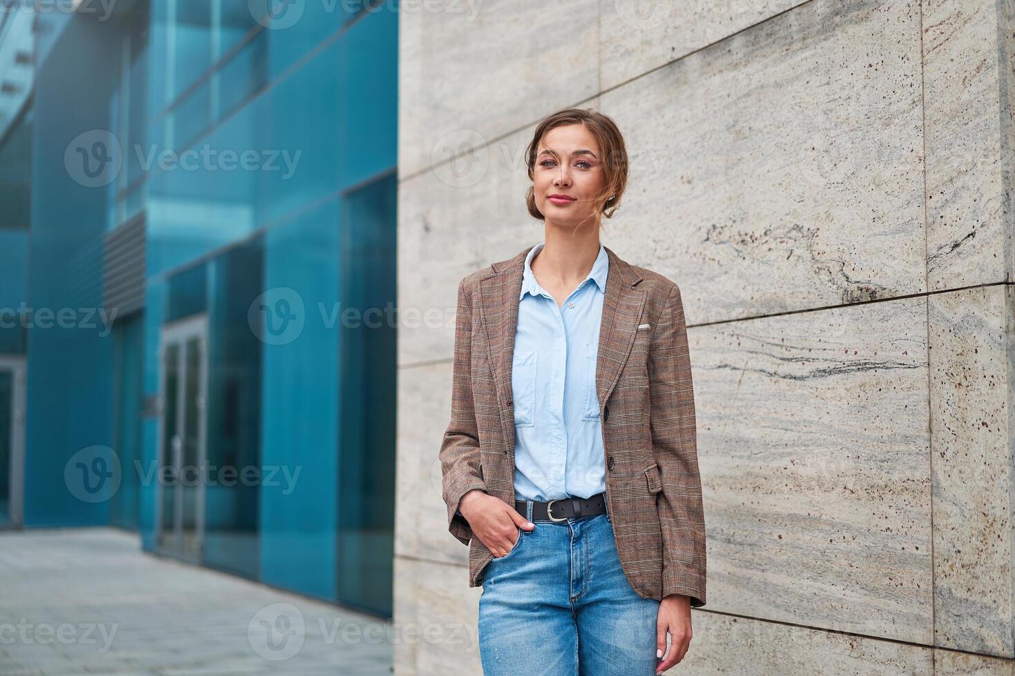 zakenvrouw geslaagd vrouw bedrijf persoon staand buitenshuis zakelijke gebouw buitenkant. nadenkend Kaukasisch vertrouwen professioneel bedrijf vrouw midden- leeftijd foto