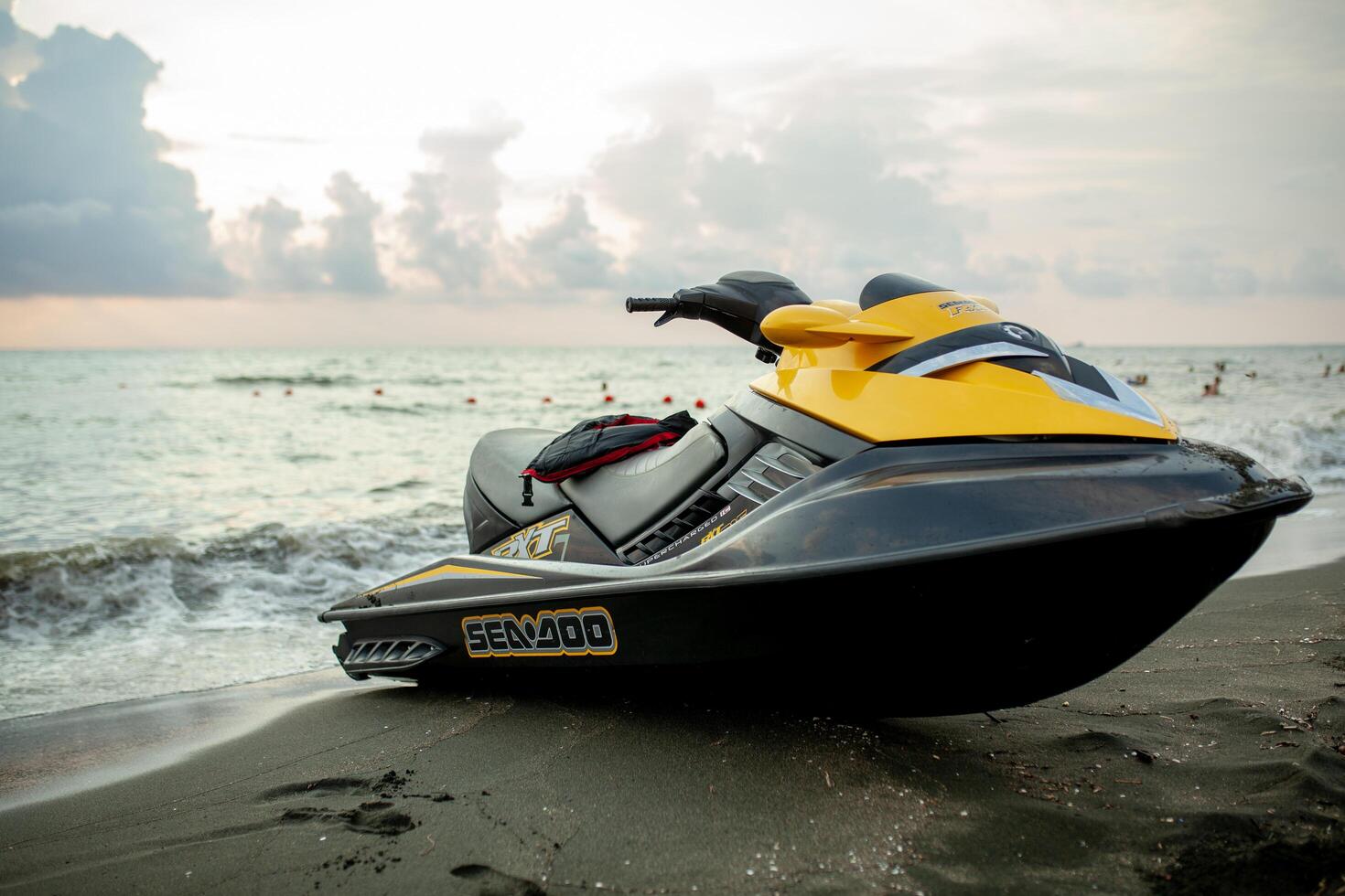 ureki, Georgië augustus 2018 zwart zand strand rood hydrocycle foto