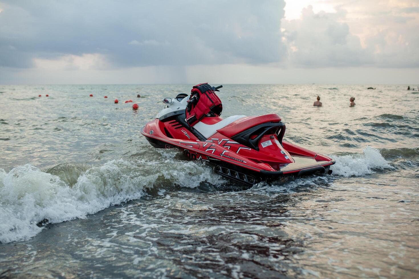 ureki, Georgië augustus 2018 zwart zand strand rood hydrocycle foto