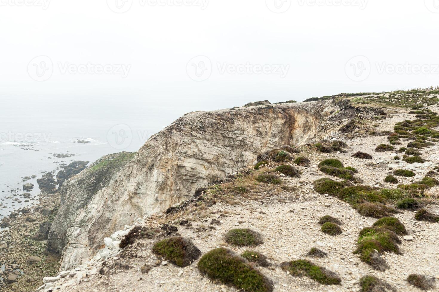 zomer atlantic rotsachtig kust visie groot steenachtig rockfall Aan afgrond kust en oceaan surfen golven. crozon, Frankrijk visie in de buurt de gedenkteken marine- luchtvaart kaap van de geit mei 2018 foto