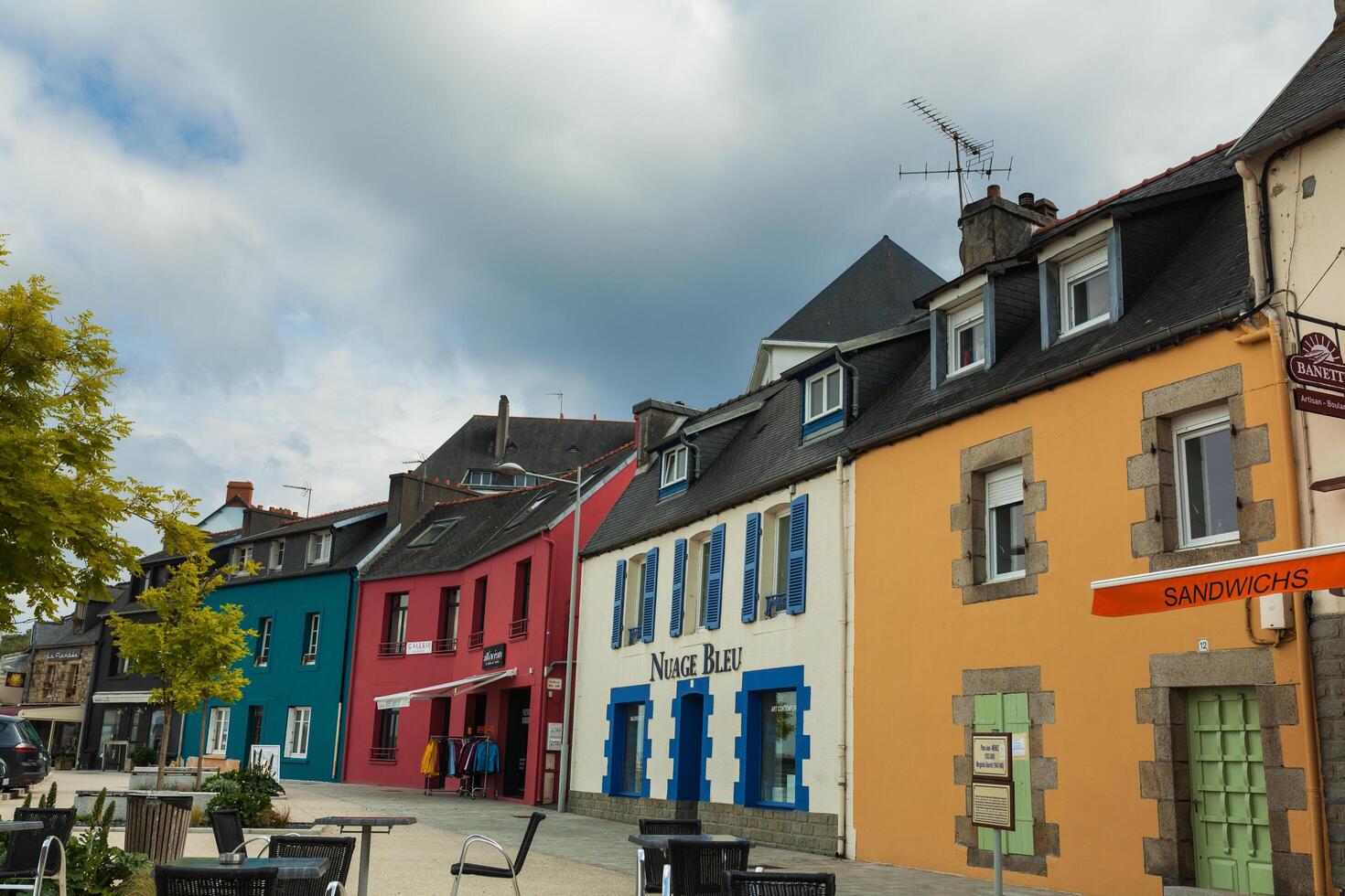 morgat, Frankrijk 29 mei 2018 mooi visie van toneel- versmallen steeg met historisch traditioneel huizen en geplaveid straat in een oud stad- in Europa met blauw lucht en wolken in zomer foto