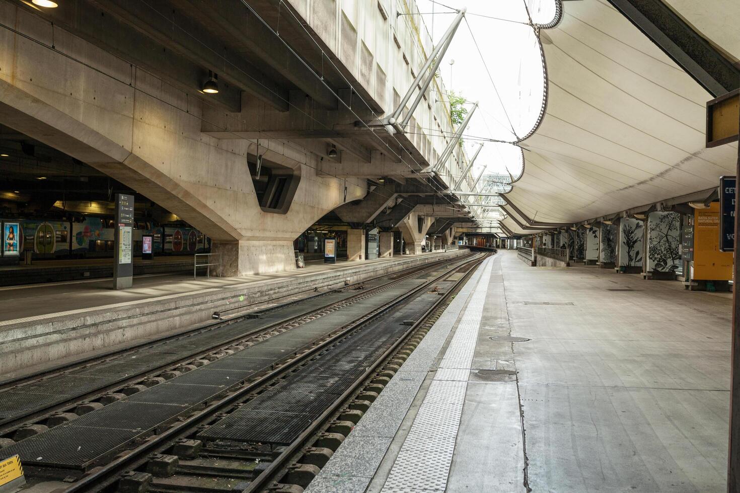 Parijs, Frankrijk - mei 27, 2018 Montparnass spoorweg station aan het wachten Aan een trein in vertrek hal foto