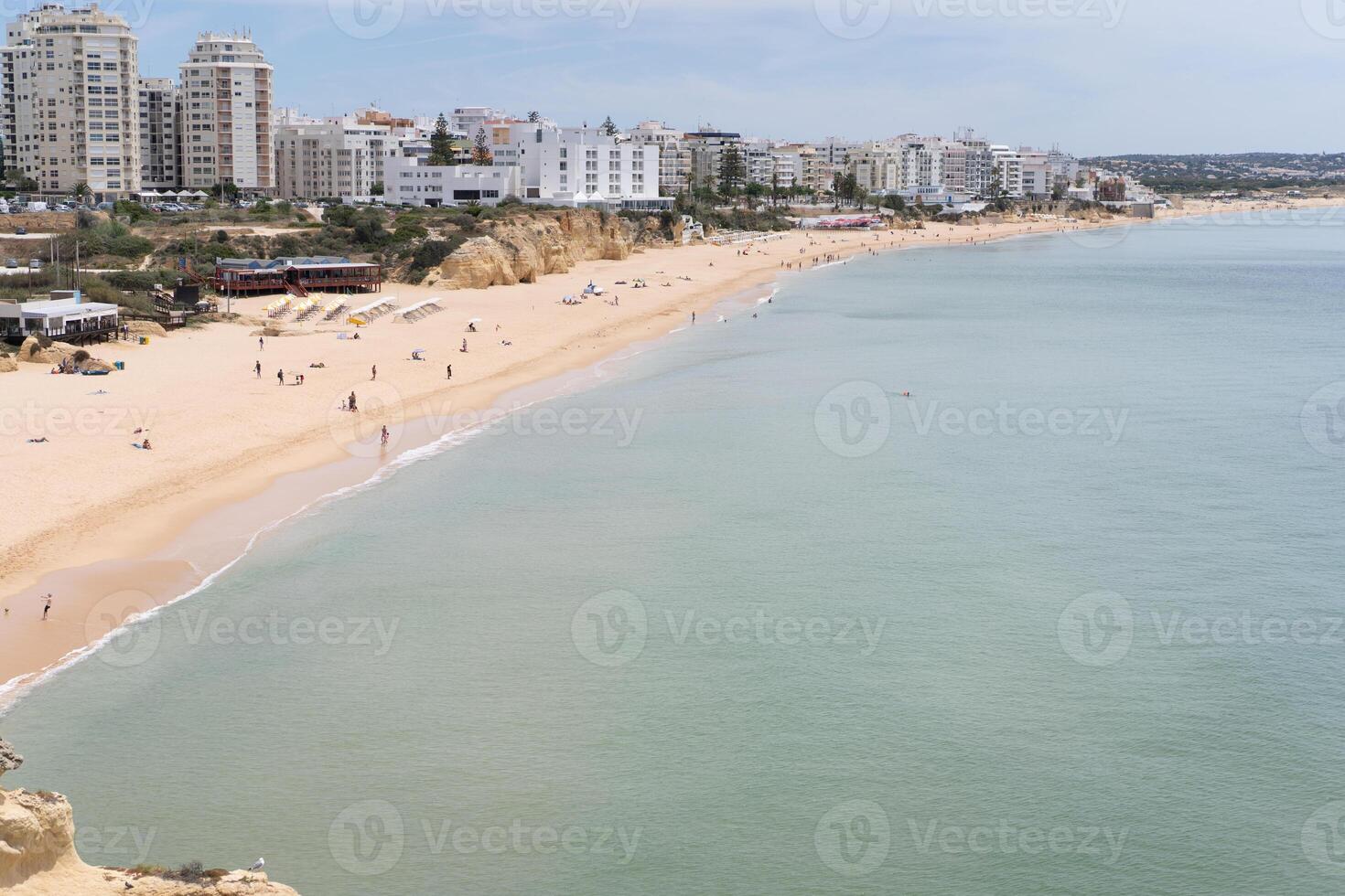 armacao de pera Algarve Portugal. mooi visie Aan atlantic oceaan Bij dag tijd en stad foto