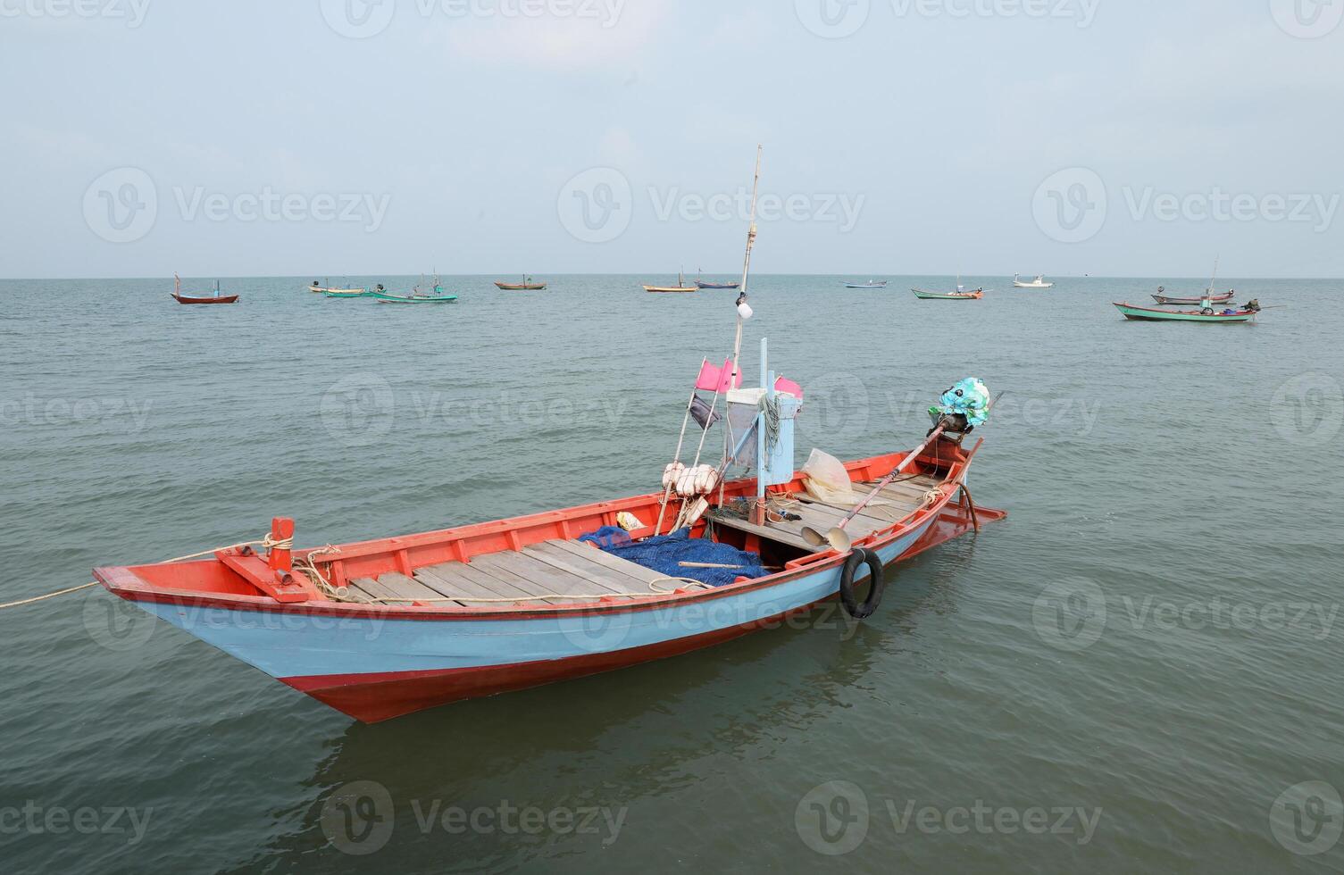 kleurrijk visvangst boot drijvend Aan de zee. foto