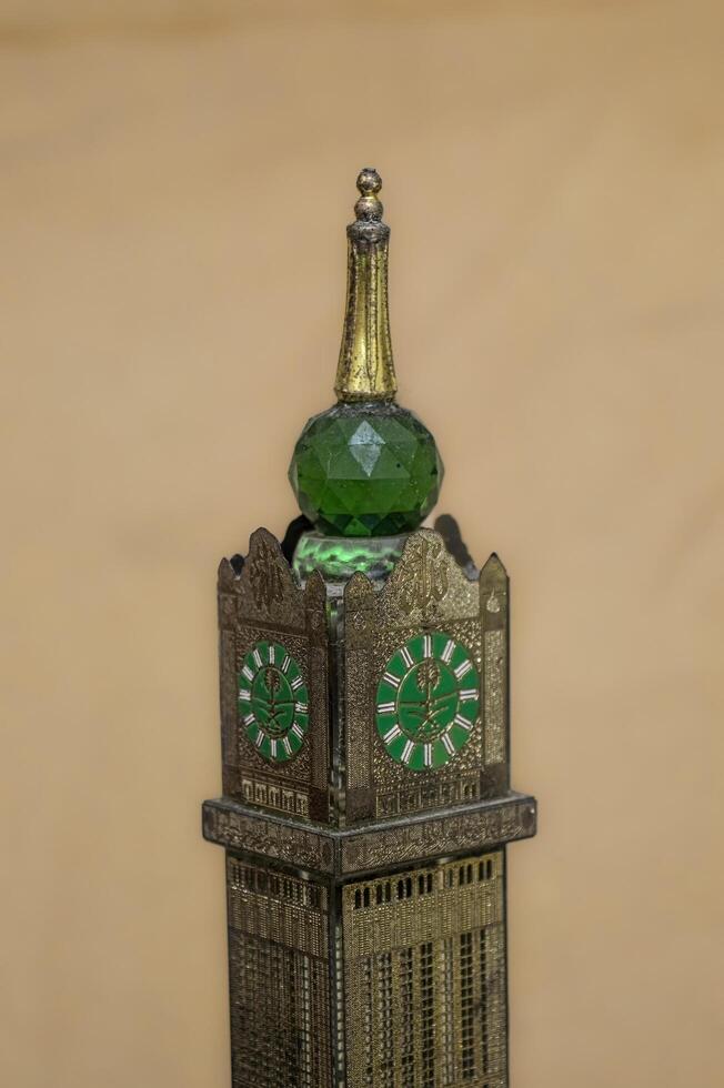 miniatuur van de s werelds hoogste klok toren of zam-zam toren of abraj al-aas gebouw in mekka, saudi Arabië, 10 oktober 2023. foto