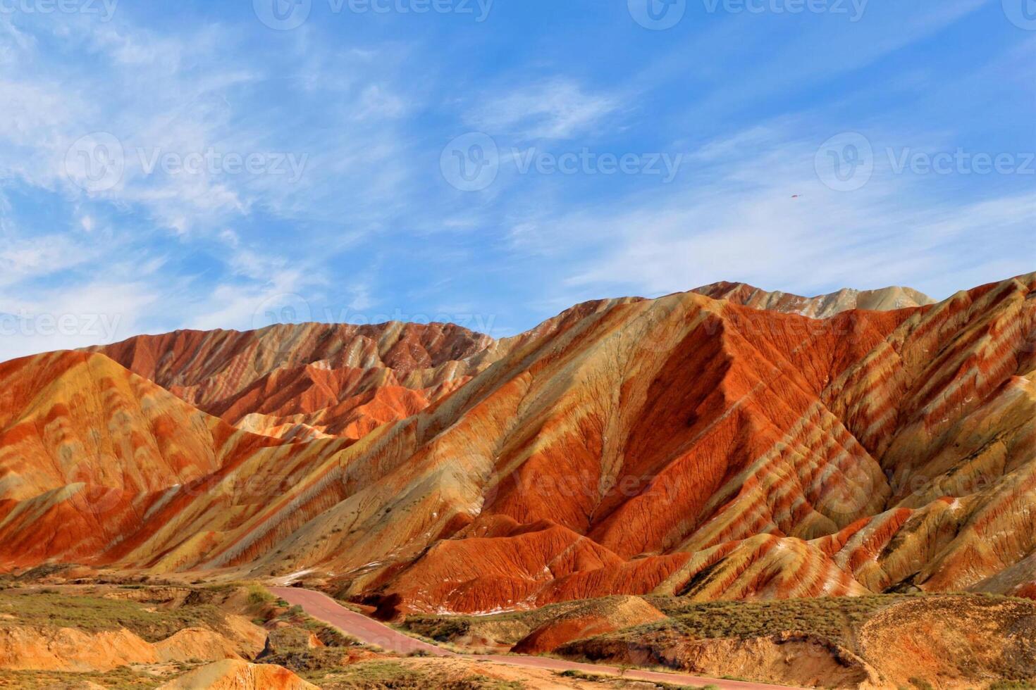 verbazingwekkend landschap van China bergen en blauw lucht achtergrond in zonsondergang. zhangye danxia nationaal geopark, Gansu, China. kleurrijk landschap, regenboog heuvels, ongebruikelijk gekleurde rotsen, zandsteen erosie foto