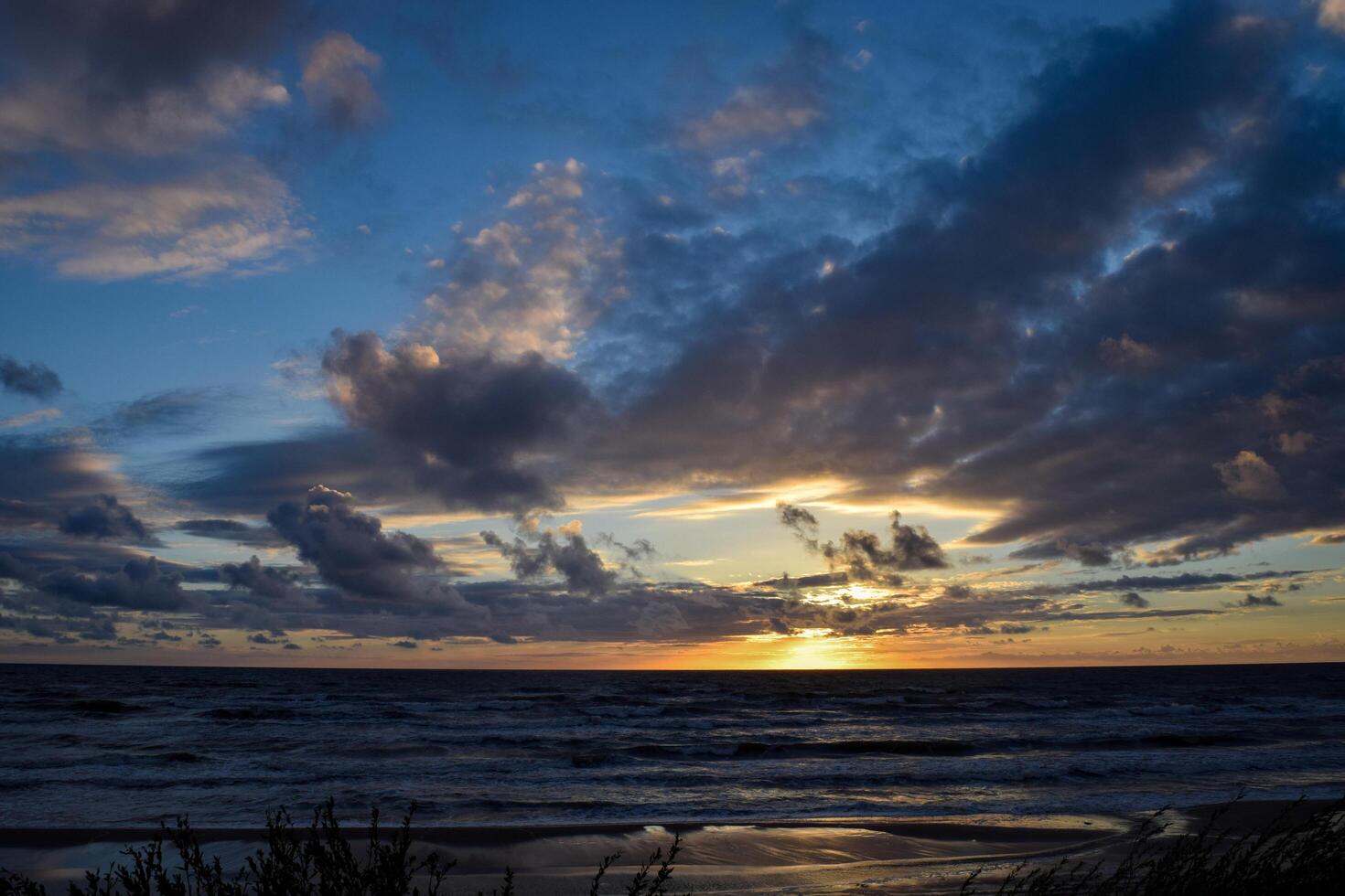 zonsondergang O de Baltisch zee in Litouwen foto