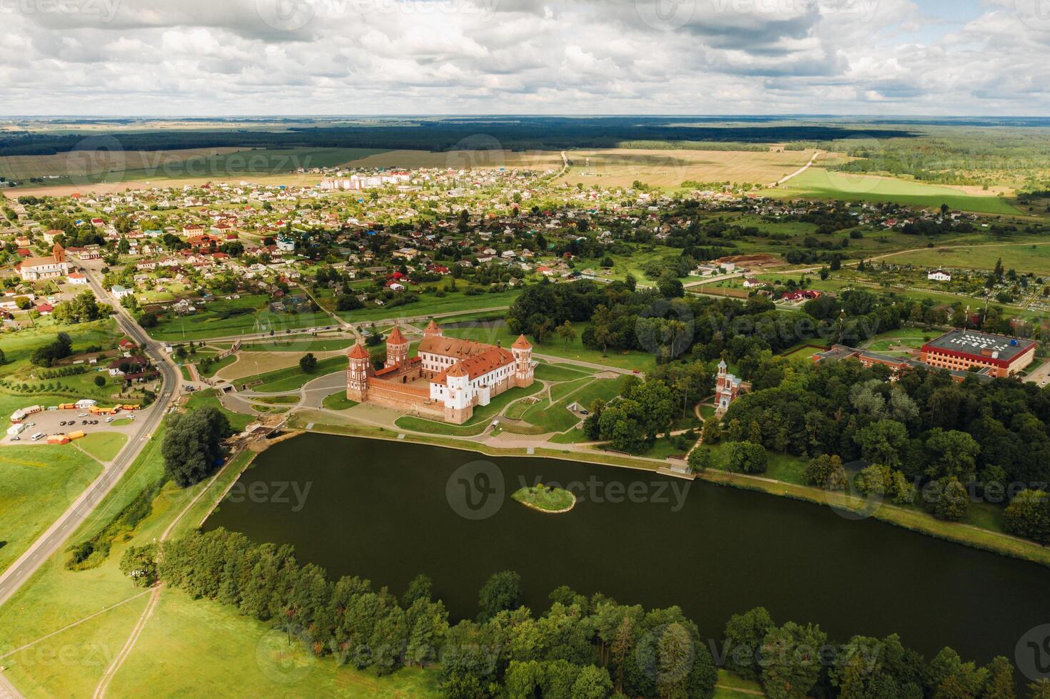 visie van de hoogte van de mir kasteel in Wit-Rusland en de park Aan een zomer dag.wit-rusland foto