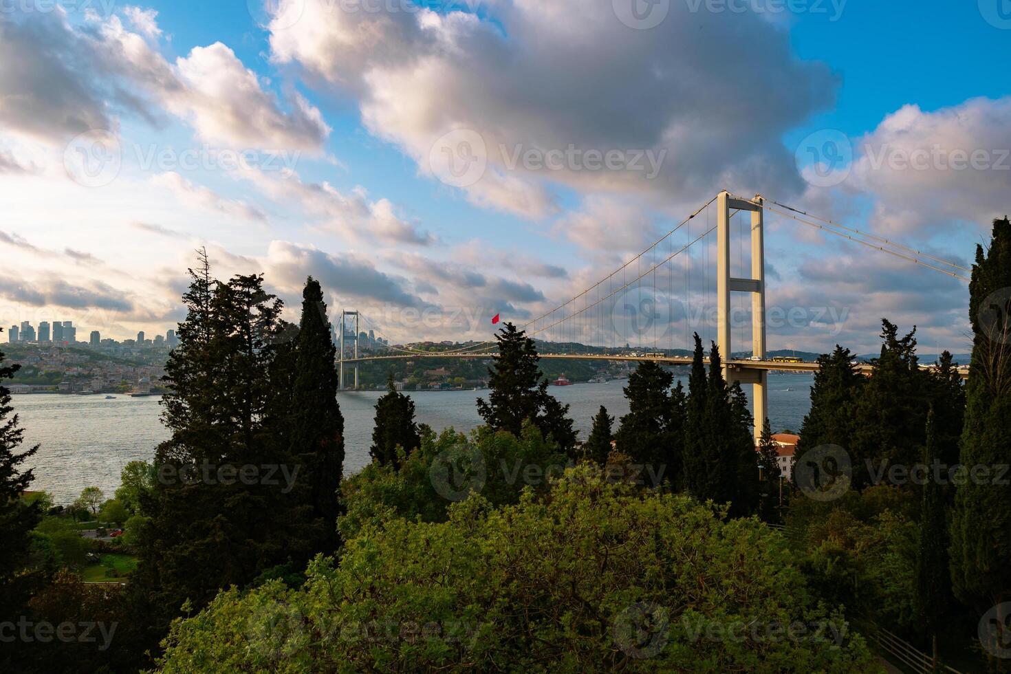 Istanbul achtergrond foto. Bosporus brug en stadsgezicht van Istanbul Bij zonsondergang foto