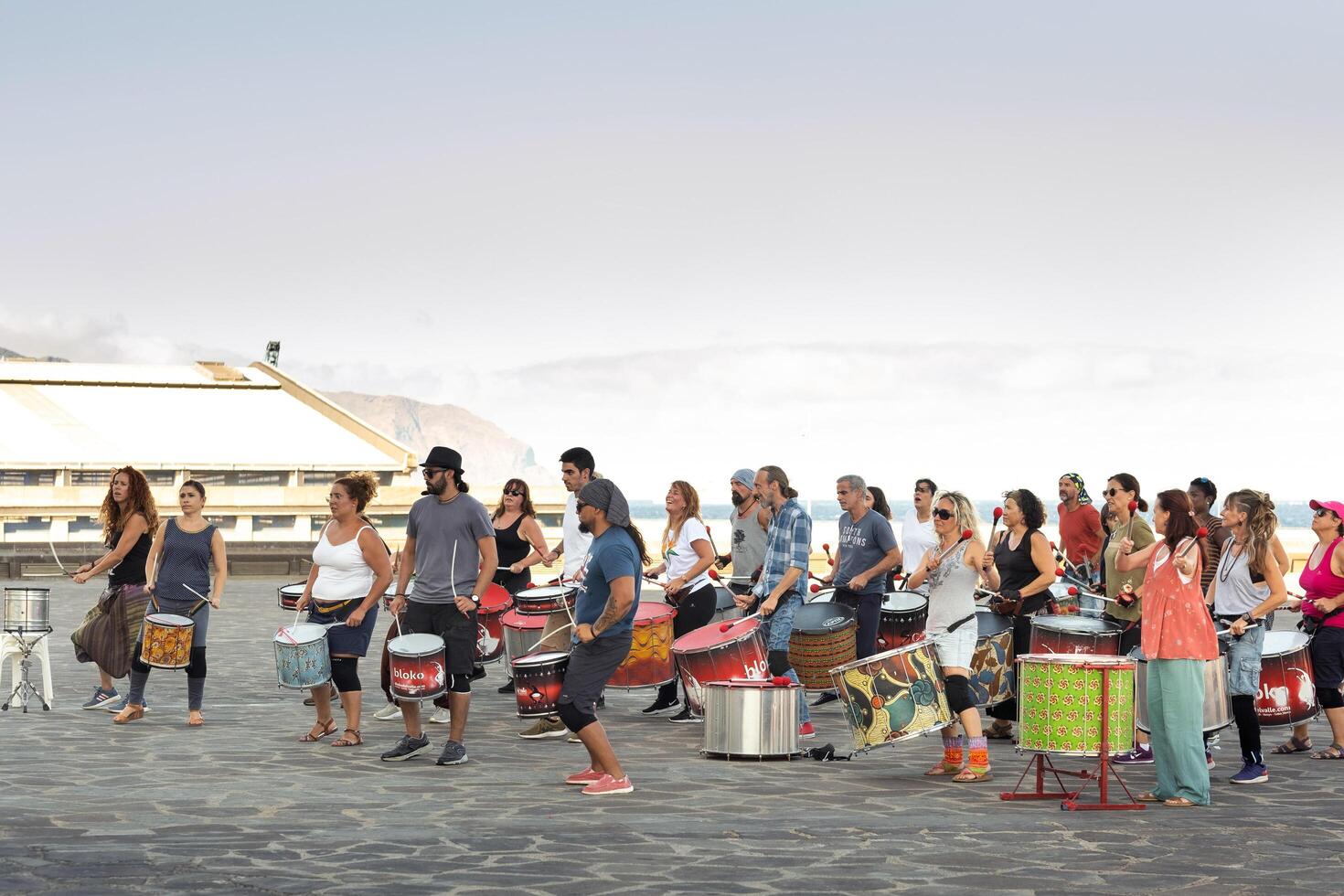 juli 25, 2019.kanarie eilanden.spanje. geschiktheid klassen met drums Aan de promenade van de kerstman cruz de Tenerife foto