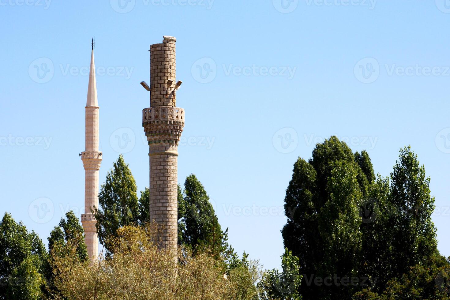 een oud vernietigd minaret en een solide minaret foto