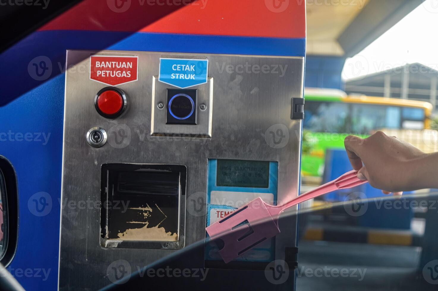 iemand is Vastmaken een tol kaart naar de betaling machine Bij de tol weg poort foto