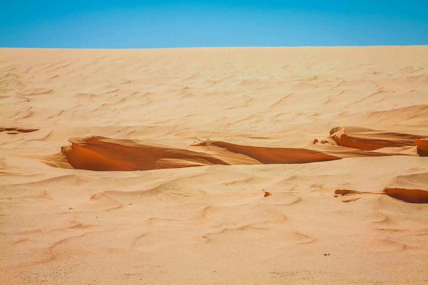 Sahara woestijn in de buurt ong jemel in tozeur, tunesië. foto