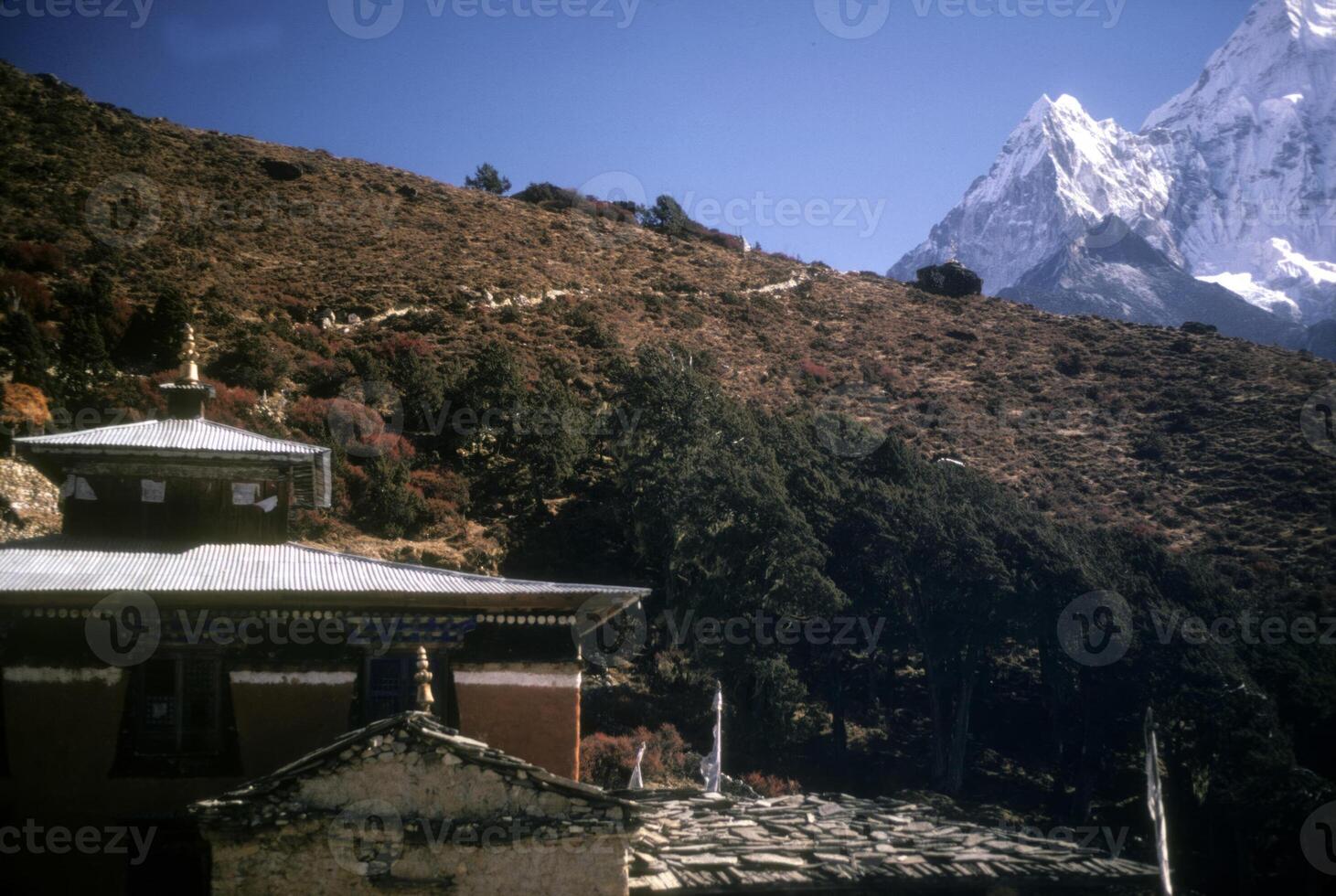 thyangboche klooster en top van ama dablam foto