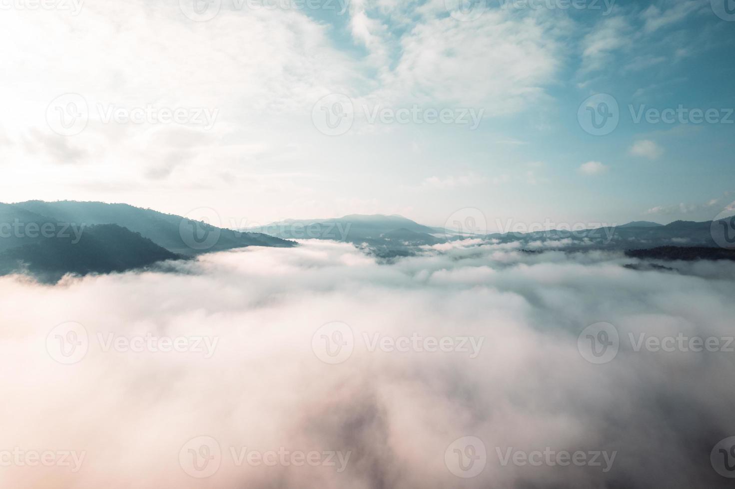 ochtendmist in de bergen hoge hoekmening foto