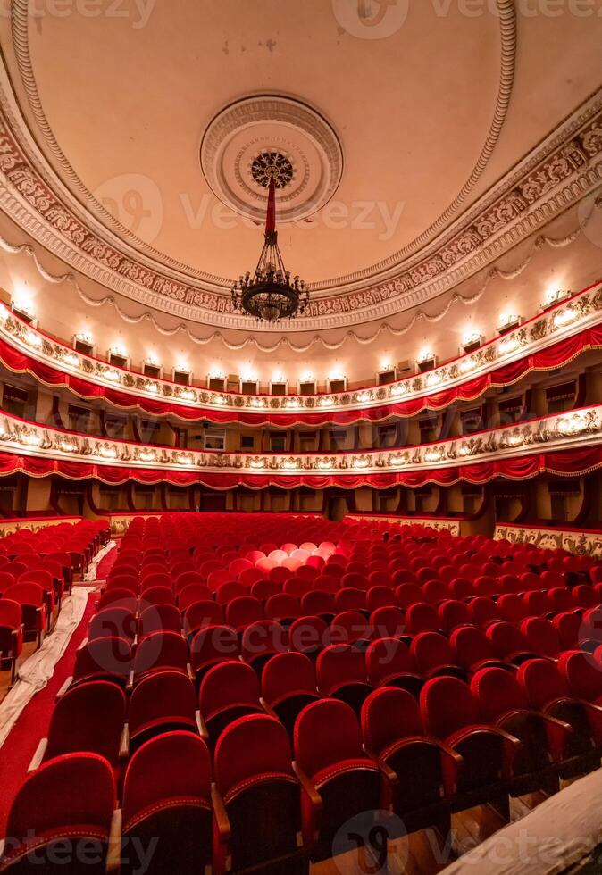 luxe groot theater hal. groot auditorium met modern stoelen. foto