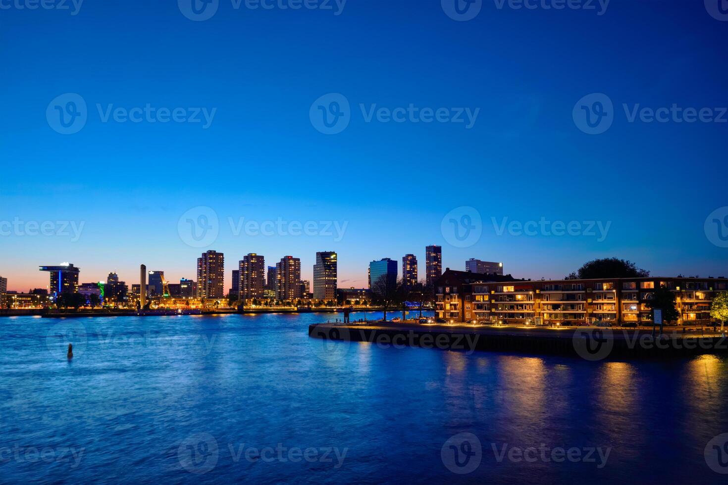 Rotterdam stadsgezicht met noordereiland Bij nacht, Nederland foto