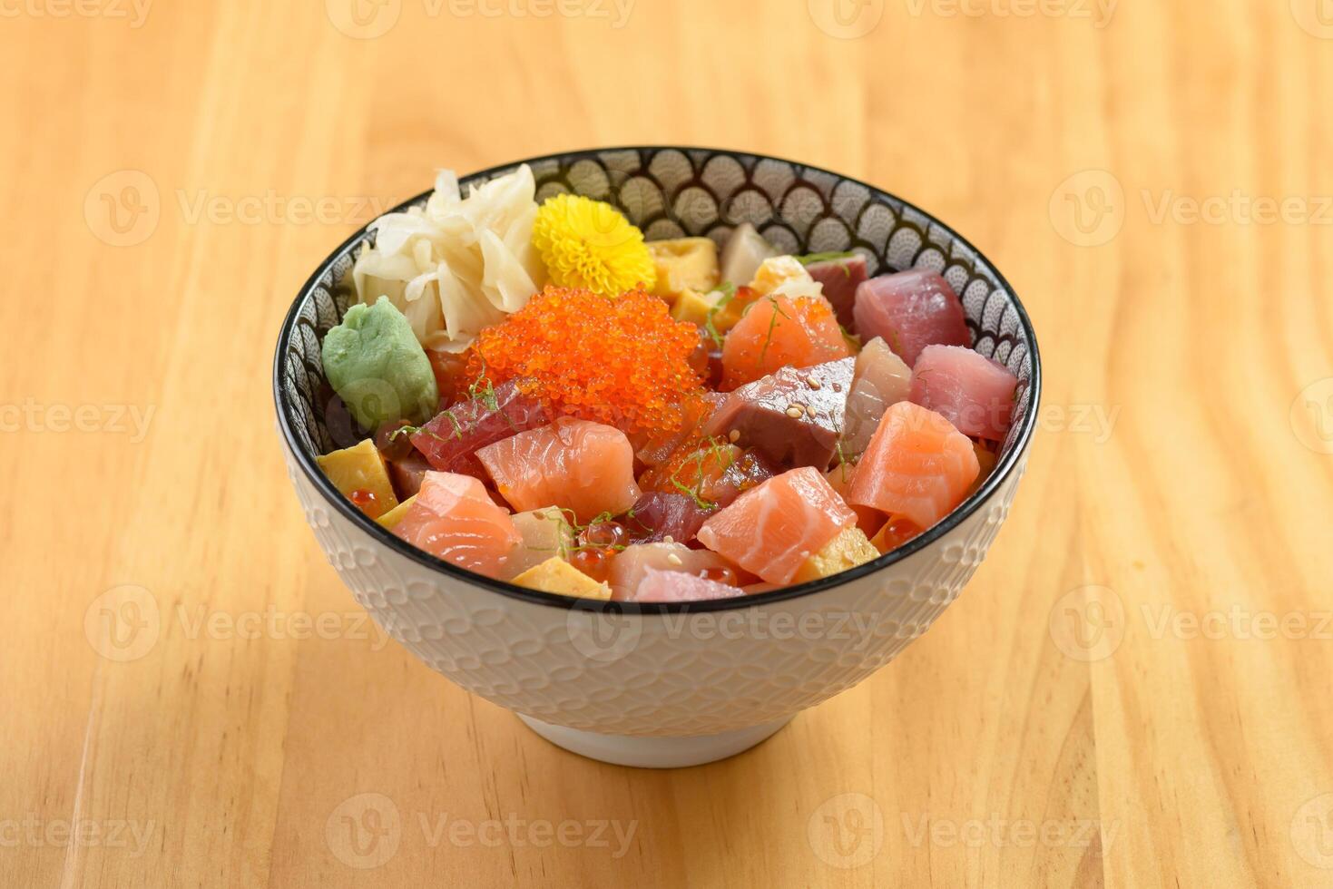 Japans keuken ultieme bara chirashi met rijst- en vis in kom geïsoleerd Aan houten achtergrond top visie foto