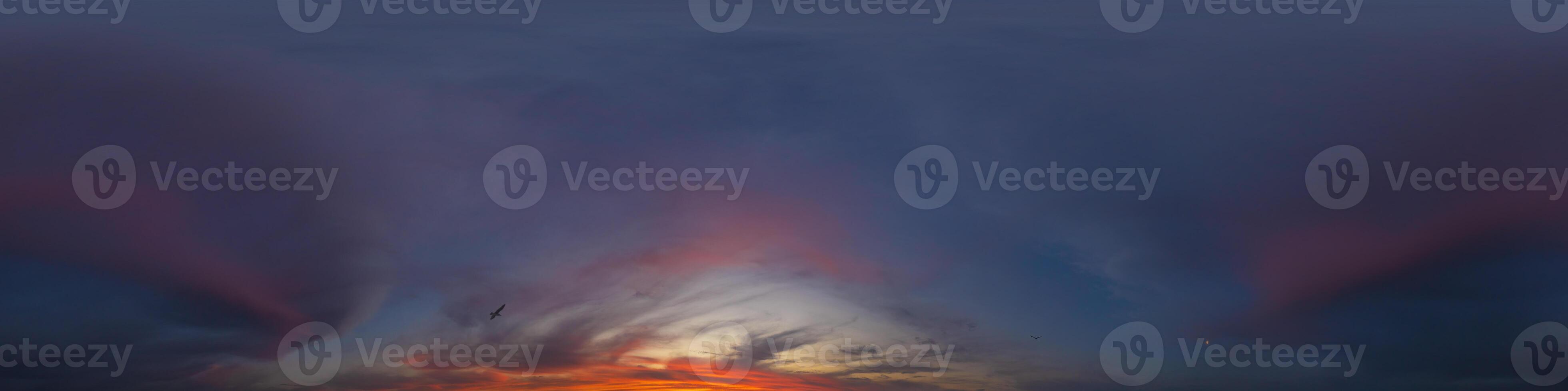 panorama van een donker blauw zonsondergang lucht met roze cumulus wolken. naadloos hdr 360 panorama in bolvormig gelijkhoekig formaat. vol zenit voor 3d visualisatie, lucht vervanging voor antenne dar panorama's. foto