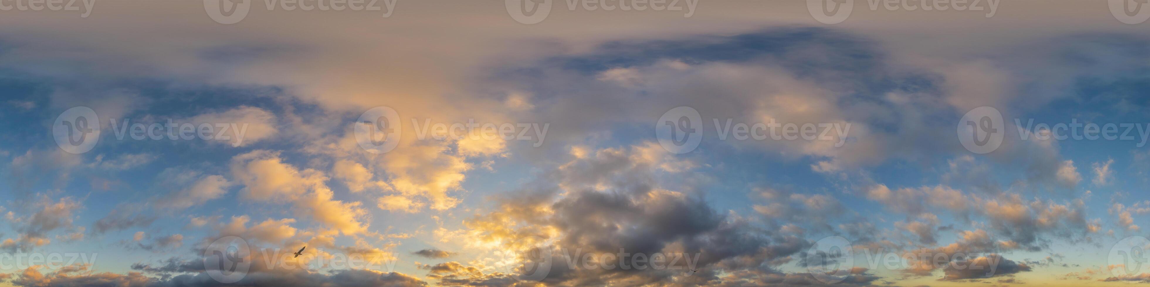 gouden gloeiend zonsondergang lucht panorama met cirrus wolken. hdr naadloos bolvormig equirectangular 360 panorama. lucht koepel of zenit voor 3d visualisatie en lucht vervanging voor antenne dar 360 panorama's. foto