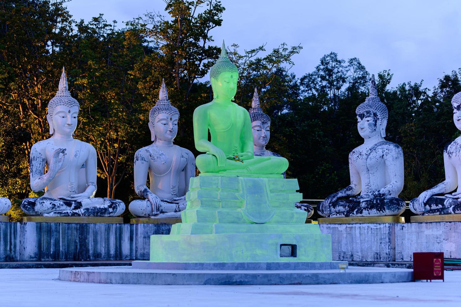 watpapromyan boeddhistische tempel respect, kalmeert de geest. in thailand, provincie chachoengsao foto