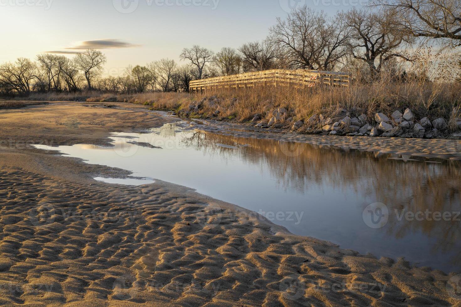 richard plautz kraan viewing locatieszuid van gibbon, Nebraska, biedt een veilig platform voor spectaculair keer bekeken van kranen, reigers, zilverreigers, pelikanen, en andere vogelstand Aan de platte rivier- foto