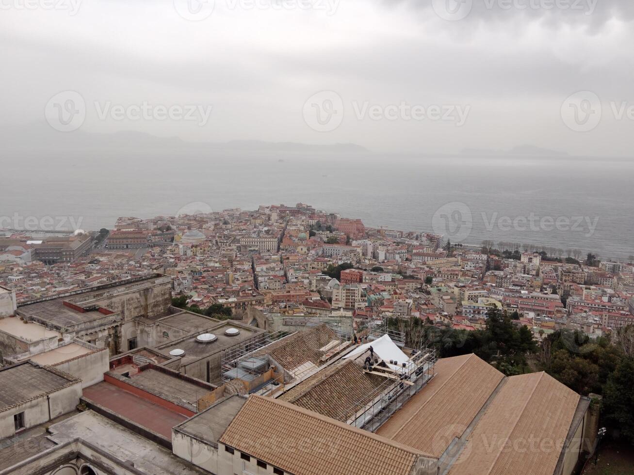 panorama van Napels van castel sant'elmo aanbiedingen een adembenemend visie van de de stad levendig straten, historisch oriëntatiepunten, en de betoverend schoonheid van de baai van Napels foto