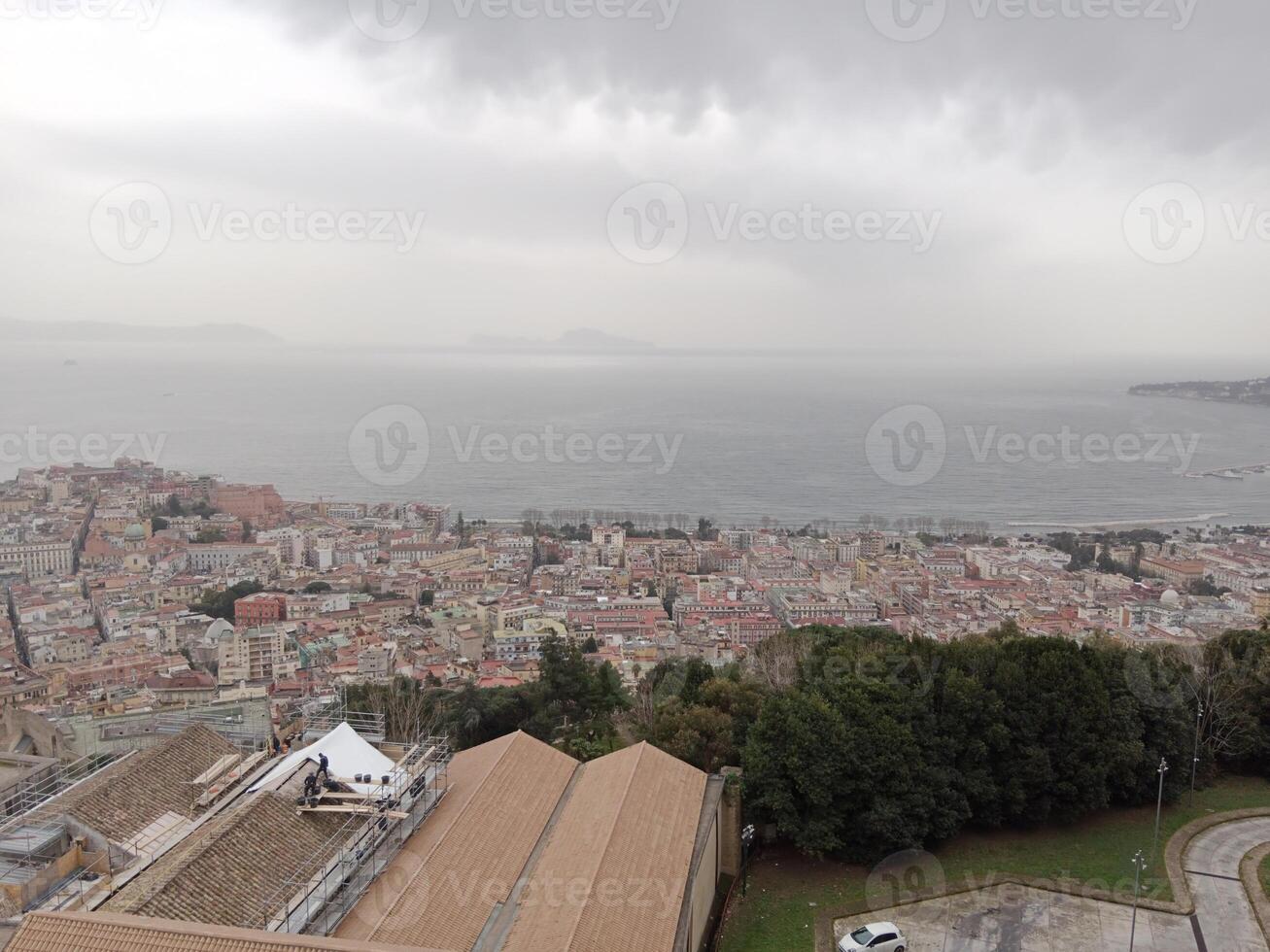 panorama van Napels van castel sant'elmo aanbiedingen een adembenemend visie van de de stad levendig straten, historisch oriëntatiepunten, en de betoverend schoonheid van de baai van Napels foto