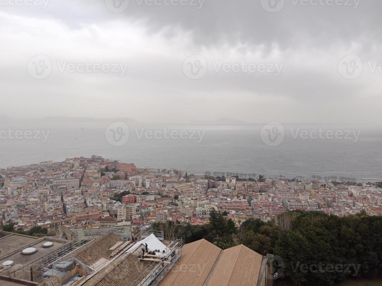 panorama van Napels van castel sant'elmo aanbiedingen een adembenemend visie van de de stad levendig straten, historisch oriëntatiepunten, en de betoverend schoonheid van de baai van Napels foto