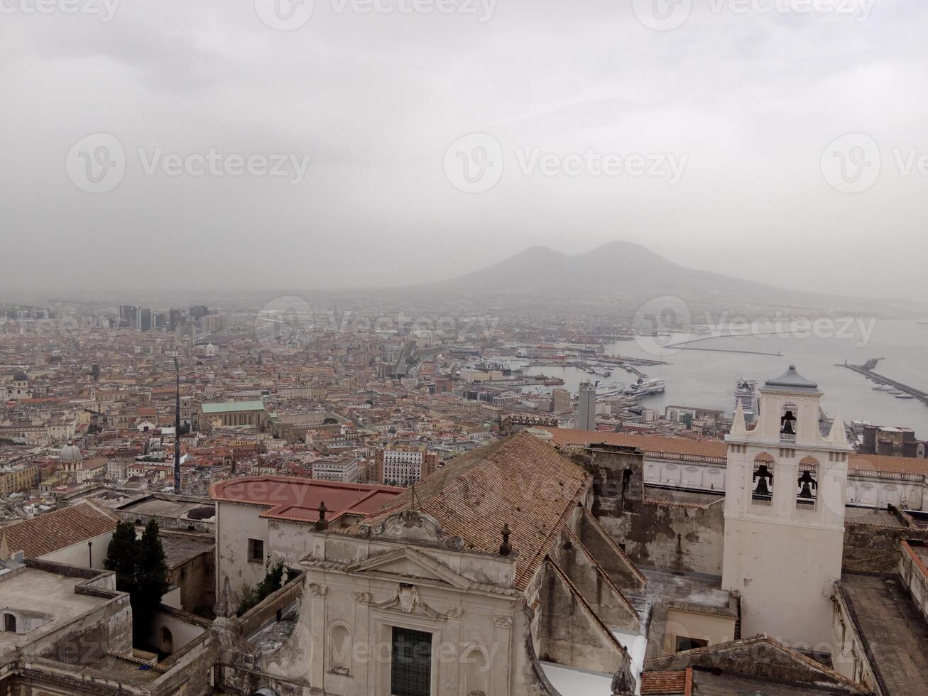 panorama van Napels van castel sant'elmo aanbiedingen een adembenemend visie van de de stad levendig straten, historisch oriëntatiepunten, en de betoverend schoonheid van de baai van Napels foto