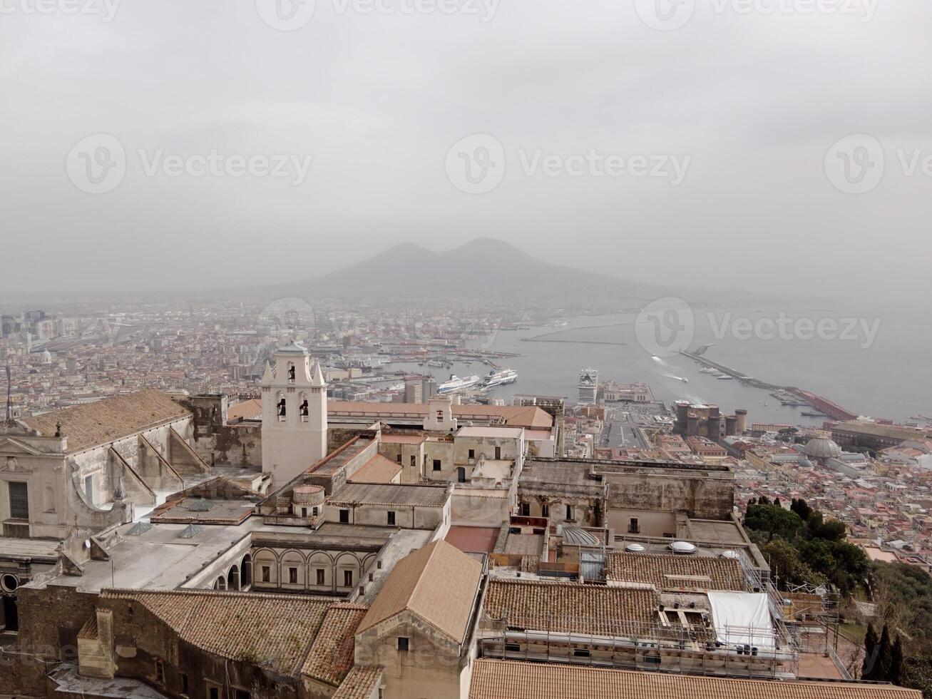 panorama van Napels van castel sant'elmo aanbiedingen een adembenemend visie van de de stad levendig straten, historisch oriëntatiepunten, en de betoverend schoonheid van de baai van Napels foto