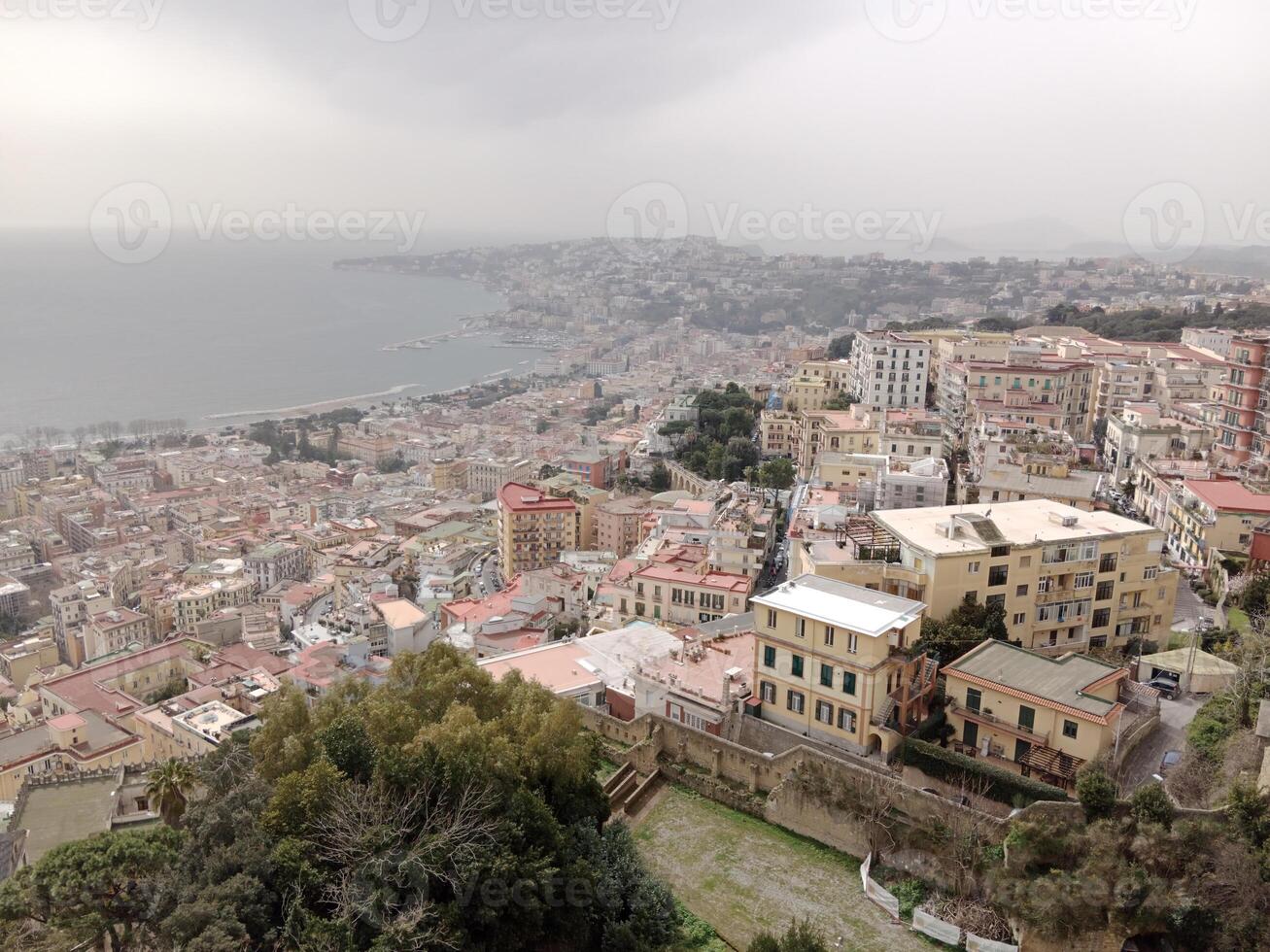 panorama van Napels van castel sant'elmo aanbiedingen een adembenemend visie van de de stad levendig straten, historisch oriëntatiepunten, en de betoverend schoonheid van de baai van Napels foto