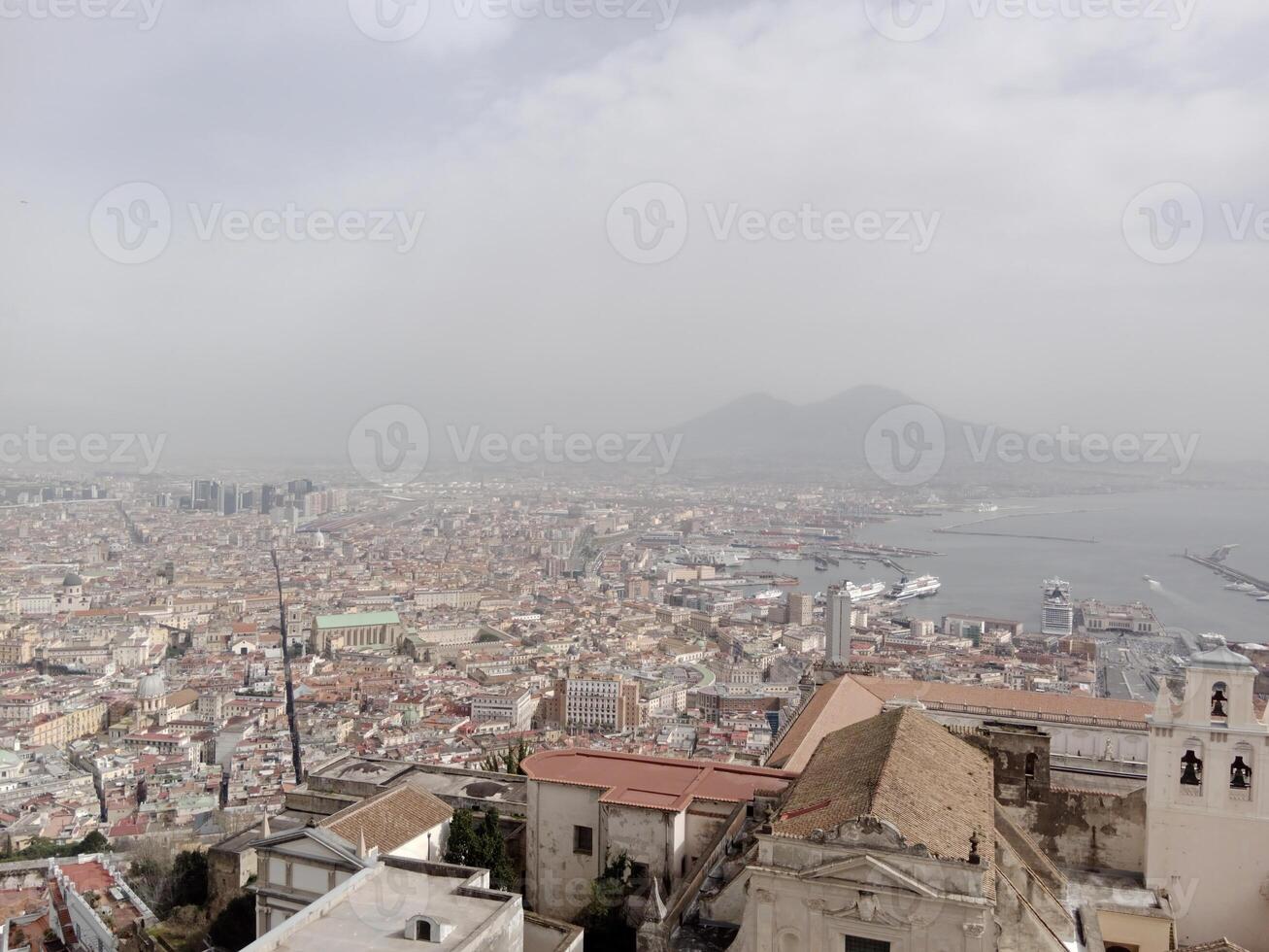 panorama van Napels van castel sant'elmo aanbiedingen een adembenemend visie van de de stad levendig straten, historisch oriëntatiepunten, en de betoverend schoonheid van de baai van Napels foto