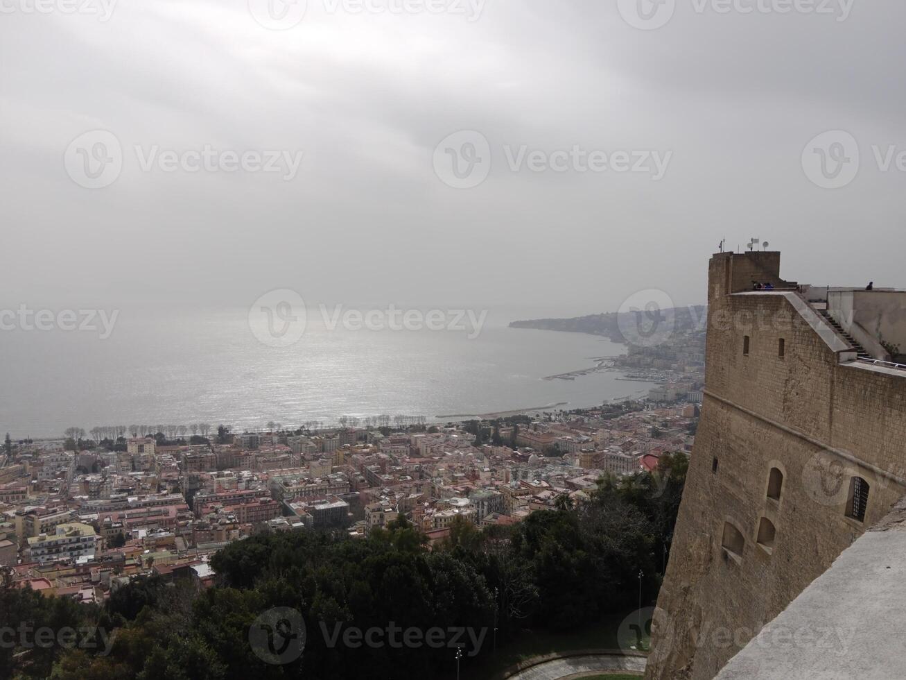 panorama van Napels van castel sant'elmo aanbiedingen een adembenemend visie van de de stad levendig straten, historisch oriëntatiepunten, en de betoverend schoonheid van de baai van Napels foto