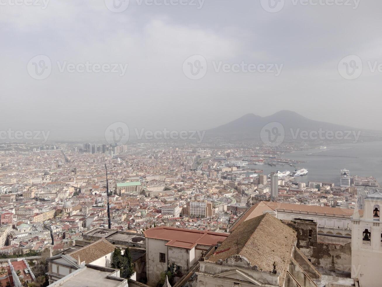 panorama van Napels van castel sant'elmo aanbiedingen een adembenemend visie van de de stad levendig straten, historisch oriëntatiepunten, en de betoverend schoonheid van de baai van Napels foto