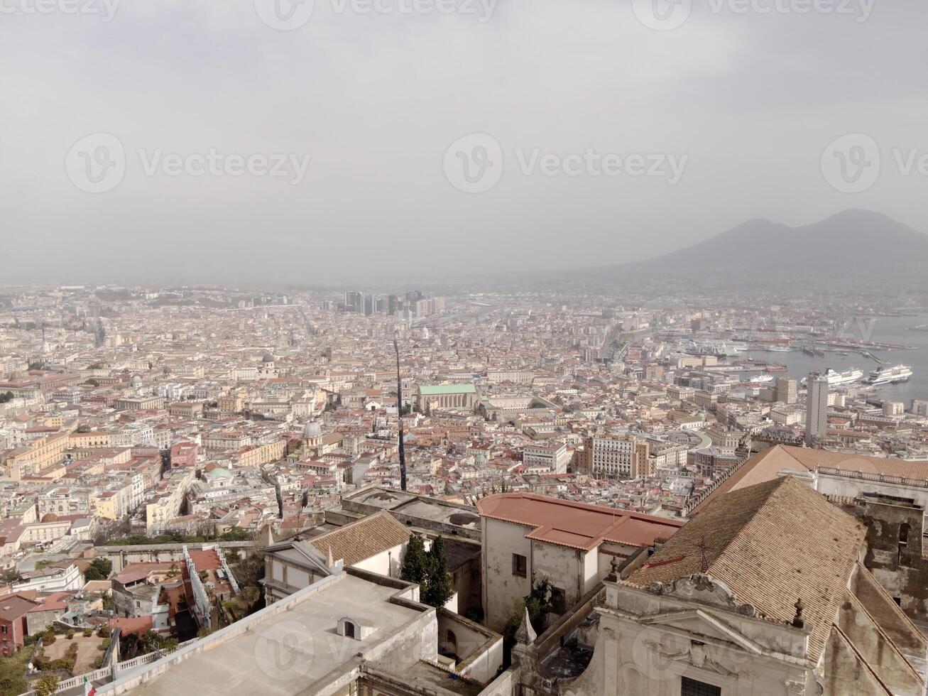 panorama van Napels van castel sant'elmo aanbiedingen een adembenemend visie van de de stad levendig straten, historisch oriëntatiepunten, en de betoverend schoonheid van de baai van Napels foto