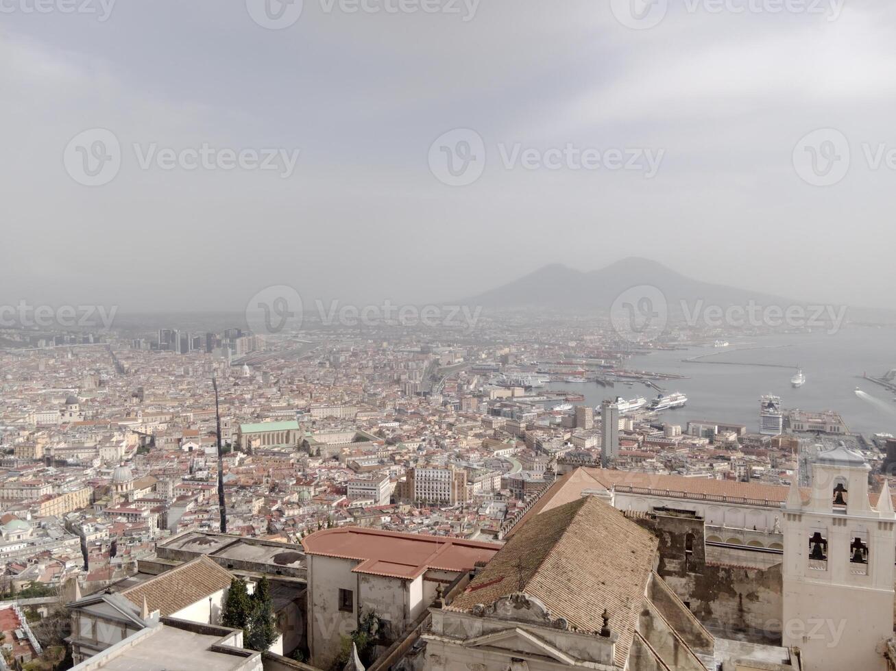 panorama van Napels van castel sant'elmo aanbiedingen een adembenemend visie van de de stad levendig straten, historisch oriëntatiepunten, en de betoverend schoonheid van de baai van Napels foto