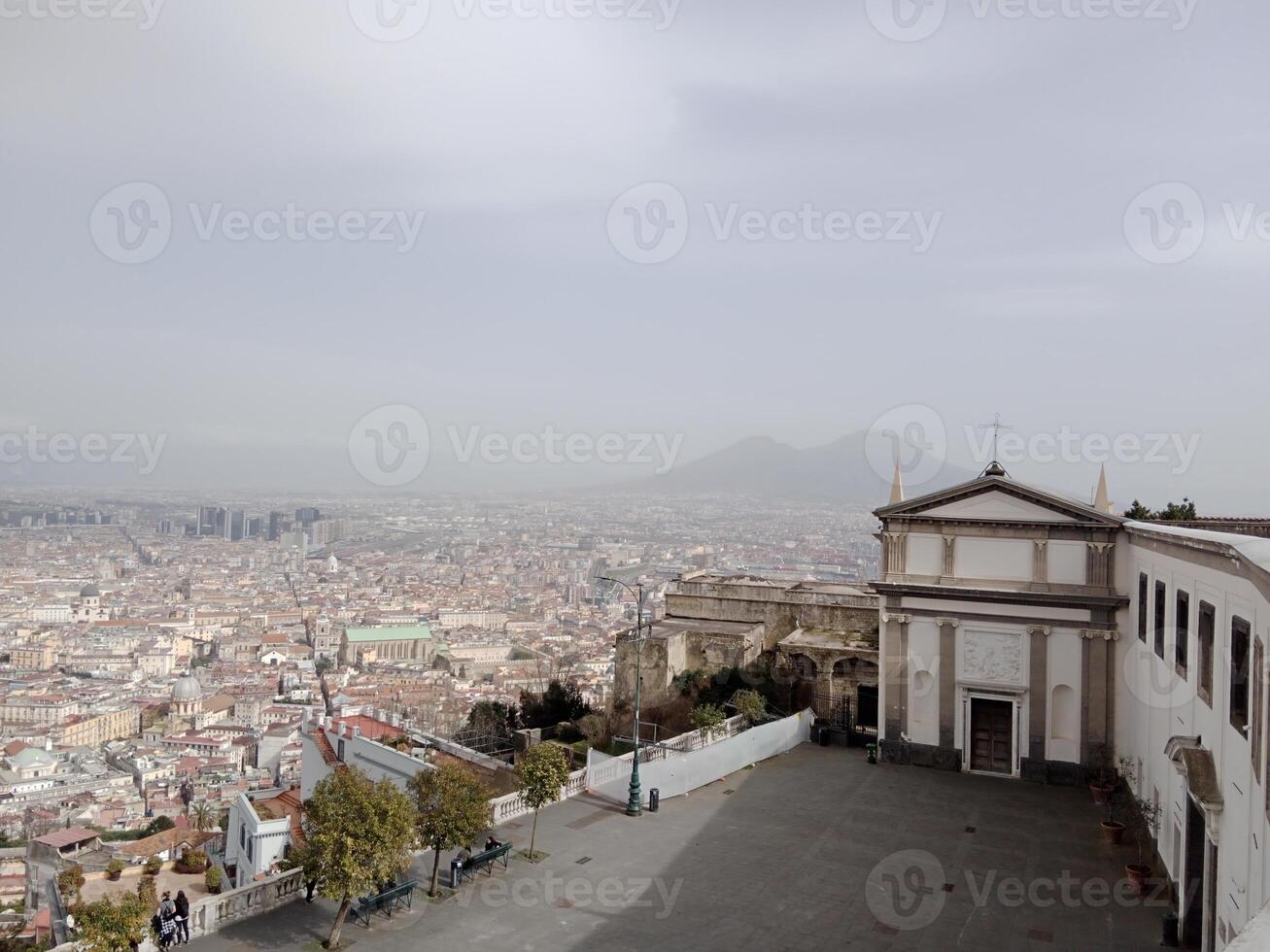 panorama van Napels van castel sant'elmo aanbiedingen een adembenemend visie van de de stad levendig straten, historisch oriëntatiepunten, en de betoverend schoonheid van de baai van Napels foto