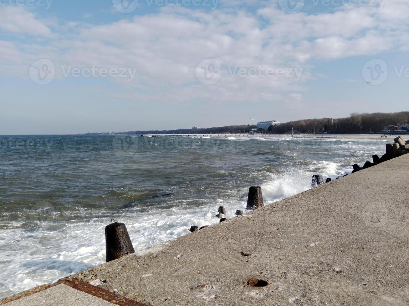 nemen een wandeling langs de haven en pier in kolobrzeg, Polen, aanbiedingen een verrukkelijk ervaring met pittoreske keer bekeken van de Baltisch zee en de bruisend maritiem werkzaamheid. foto