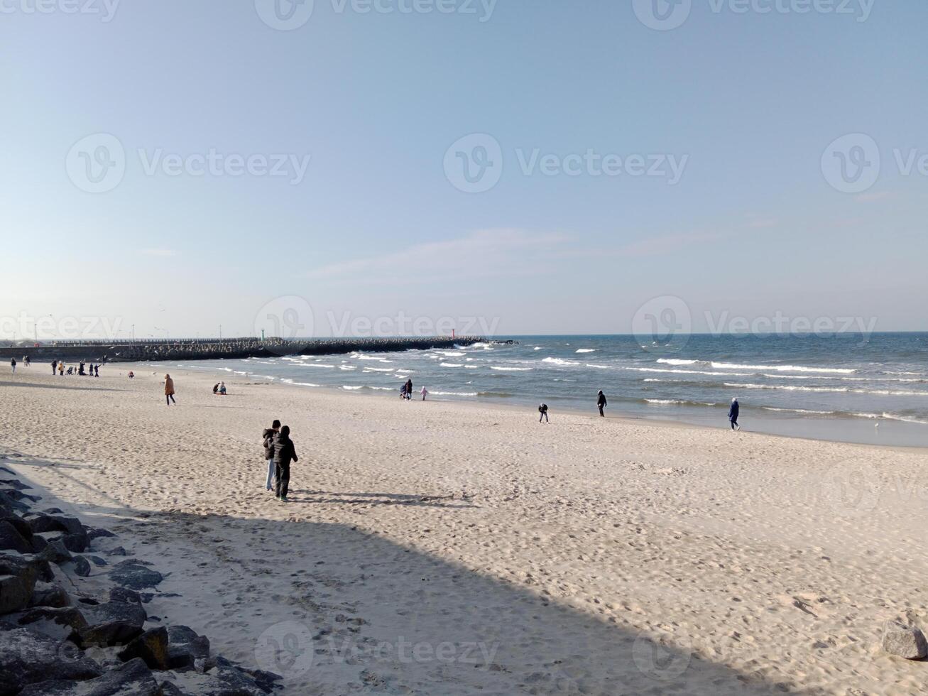 nemen een wandeling langs de haven en pier in kolobrzeg, Polen, aanbiedingen een verrukkelijk ervaring met pittoreske keer bekeken van de Baltisch zee en de bruisend maritiem werkzaamheid. foto