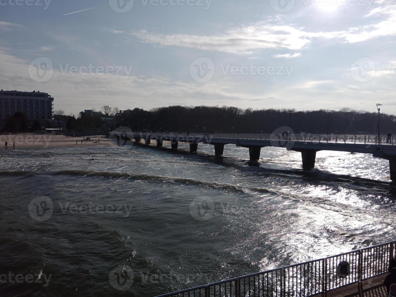 nemen een wandeling langs de haven en pier in kolobrzeg, Polen, aanbiedingen een verrukkelijk ervaring met pittoreske keer bekeken van de Baltisch zee en de bruisend maritiem werkzaamheid. foto