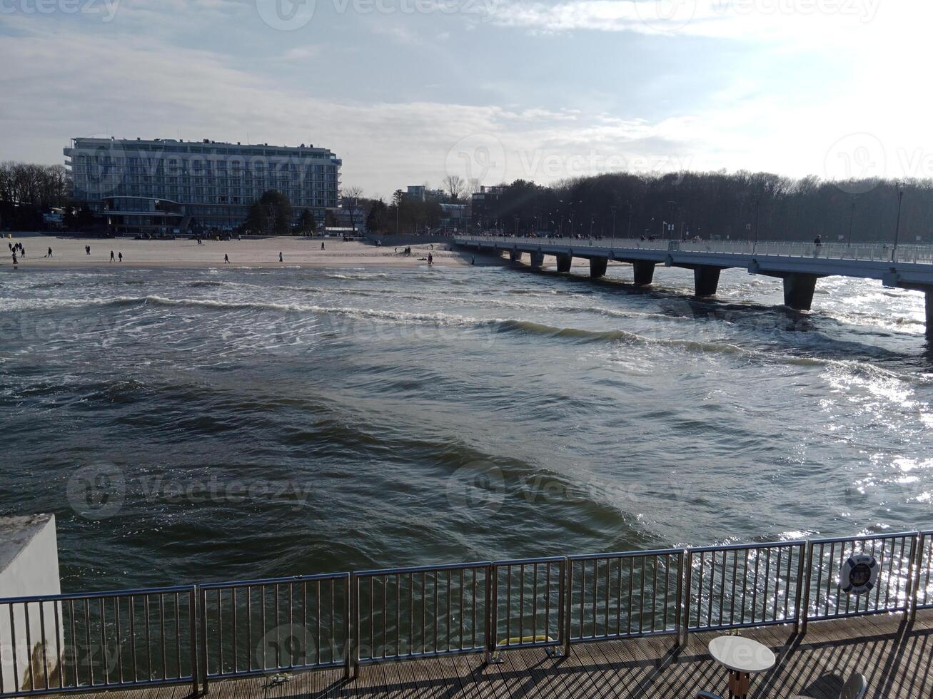 nemen een wandeling langs de haven en pier in kolobrzeg, Polen, aanbiedingen een verrukkelijk ervaring met pittoreske keer bekeken van de Baltisch zee en de bruisend maritiem werkzaamheid. foto